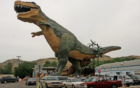 Драмхеллер известен Долиной динозавров, изобилующей окаменелыми останками доисторических монстров, и палеонтологическим музеем с богатейшей коллекцией