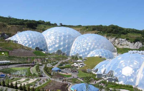 Проект «Эдем» - известный ботанический сад в графстве Корнуолл, с оранжереей из нескольких геодезических куполов, под которыми собраны растения со всего света