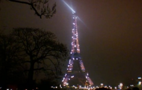  فرنسا:  باريس:  
 
 Eiffel Tower on New Years Eve