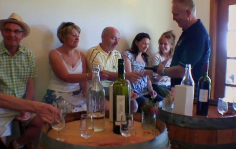 В винном бутике Эрнеста Хилла туристы, совершающие экскурсию по долине Хантер, могут продегустировать и приобрести изысканные вина местного производства