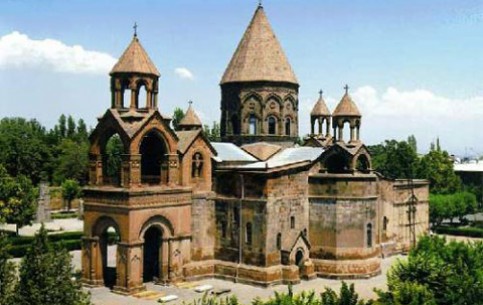 Эчмиадзинский монастырь в городе Вагаршапат - центр Армянской апостольской церкви и одно из популярнейших туристических мест, обязательных к посещению в Армении