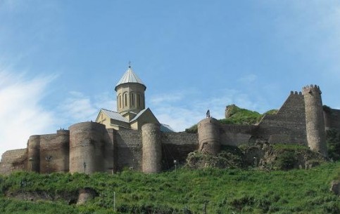 Древняя крепость Нарикала на горе Мтацминда – самая знаменитая достопримечательность Старого Тбилиси, почитаемая местными жителями «душой города»