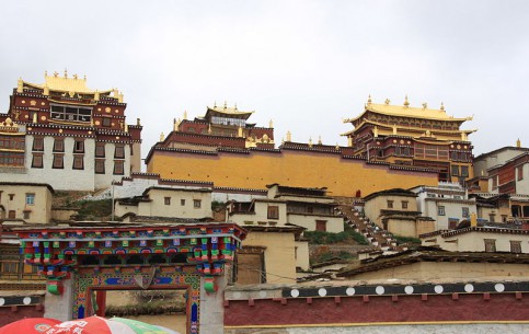 Крупный монастырь Ганден Самтселинг в уезде Шангри-ла (Юньнань) является священным местом для китайских паломников и основным туристическим объектом уезда