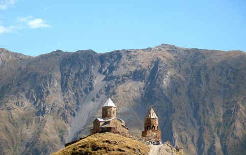 Троицкая церковь в селе Гергети (Гергетис Цминда Самеба) очень популярна среди туристов, поскольку является самым высокогорный сооружением в Европе