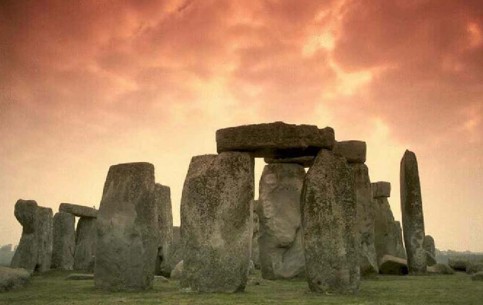 Stonehenge is a grandiose megalithic complex on Salisbury plain in the county of Wiltshire, one of the most famous sights in Great Britain, a UNESCO World Heritage Site
