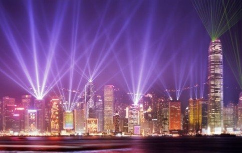 В Гонконге встречаются Запад и Восток. Сверкающие небоскребы одноименного мегаполиса;  древние храмы и монастыри,  живописные бухты и заповедные парки