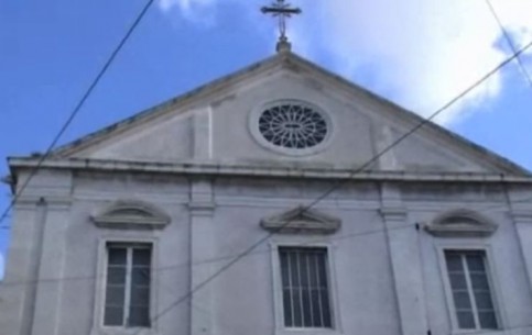 Внешне непримечательная церковь Святого Роха, старейший иезуитский храм в Португалии, поражает богатством и великолепием внутреннего убранства