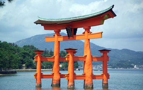  اليابان:  
 
 Itsukushima