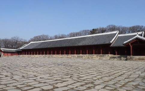 Конфуцианское святилище Чонмё, основанное в эпоху Чосон - самая древняя из сохранившихся королевских усыпальниц; входит в список Национальных сокровищ