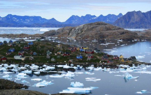 Канерлуссуак, крохотный городок в устье одноименного фьорда, является воротами Гренландии, поскольку здесь находится главный международный аэропорт острова