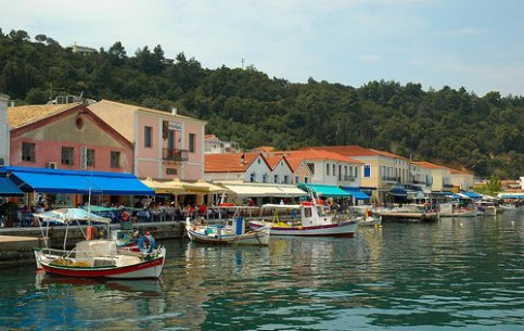 Катаколо – старинная рыбацкая деревня и порт в заливе Агиос Андреас. Таверны с превосходной рыбной кухней, обилие баров и кафе на набережной, великолепный пляж