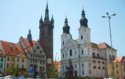Клатове - городок в западной Чехии на реке Брадлавке. Старинная ратуша, готический костел, чудесная рыночная площадь с барочным зданием аптеки, катакомбы