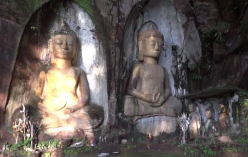 Развалины храма Ванг Санг (11 век), расположенные в джунглях недалеко от Лаоса, привлекают туристов хорошо сохранившимися статуями будд, вырезанными в скале