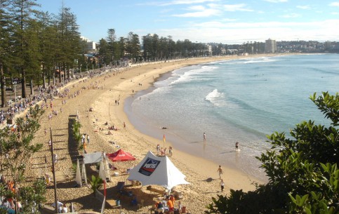 Пляж Мэнли - крупнейший пляж в Сиднее, привлекающий любителей серфинга и поклонников водных видов спорта не только из разных уголков страны, но и со всего мира