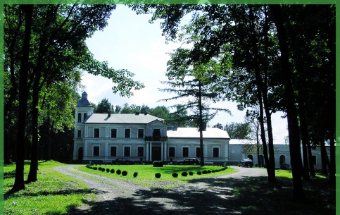 Деревня Мястков-Косцельны в Гарволинском повяте в центрально-восточной Польше известна готическим костелом, ландшафтным парком и дворцом 19 века