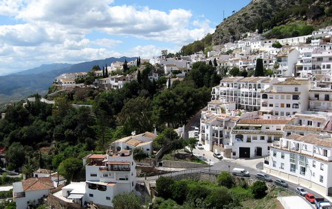 В числе рекомендуемых к посещению мест в Испании – Михас, один из типичных «белых городков» Андалусии, названных так из-за ослепительной белизны зданий