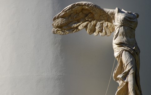 Ника Самофракийская - древнегреческая мраморная статуя богини Ники, найденная на острове Самотраки - является одним из самых знаменитых экспонатов Лувра