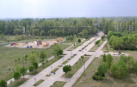 Молодой город Орджоникидзе, возникший на месте шахтерских поселений на реке Базавлук, гордится своими зелеными широкими улицами и чудесным дендропарком