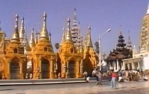 Сверкающая золотом монументальная пагода Шведагон, окруженная лесом малых пагод, -  национальная святыня Бирмы и популярнейшая достопримечательность Янгона