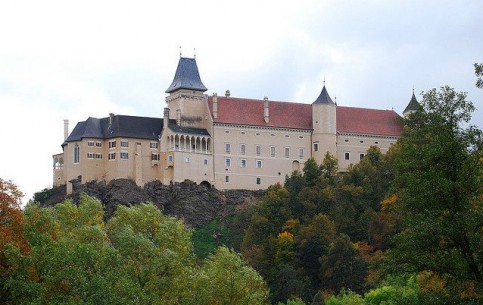 На берегу реки Камп, в округе Хорн, в самом центре заповедника Naturpark Kamptal находится один из самых посещаемых музеев-замков в Австрии «Замок Роз». 