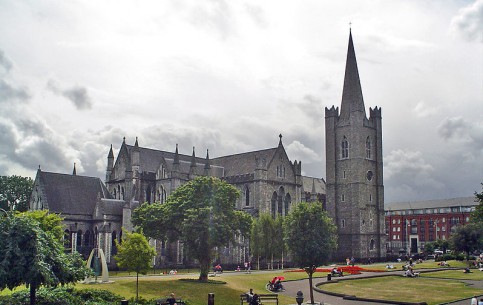 Собор Святого Патрика - крупнейший в Ирландии собор, основанный в 12 веке. С 1713 по 1745 деканом собора был знаменитый писатель и сатирик Джонатан Свифт