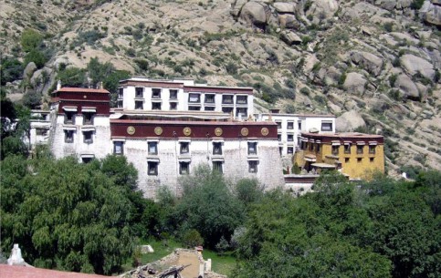 Монастырь Сэра под горой Сэраузцы в пригороде Лхасы - один из крупнейших монастырей школы Гелугпа наряду с Дрепунгом и Ганденом; паломнический центр и музей