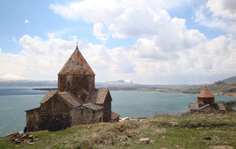Монастырский комплекс с церквями Св. Аракелоц и Св. Аствацацин на берегу озера Севан построен в 874 г. по велению дочери Ашота Багратуни – царицы Мариам. 