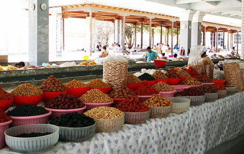 Знаменитый Сиабский рынок, гордость Самарканда, сохраняет подлинный дух восточного базара с изобилием товаров, горячностью торгов и теплой атмосферой чайхан