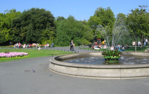 Старинный парк Сант-Стивенс-Грин в центре Дублина - не только излюбленное место отдыха местных жителей, но и популярная туристическая достопримечательность города
