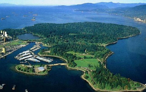 Stanley Park - a popular holiday destination of local residents and tourists. There are beautiful lakes and many wild birds and animals, including raccoons, squirrels, coyotes, geese