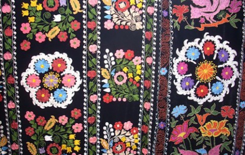  Узбекистан:  
 
 Шелковая вышивка сюзане