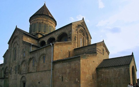 Расположенный в древней Мцхете кафедральный собор Светицховели – культовый памятник христианской Грузии, один из главных православных грузинских храмов