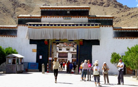 Обязательное к посещению место в Шигадзе - монастырь Ташилунпо, резиденция Панчен-ламы. Огромная статуя будды Майтреи, погребальные ступы из чистого золота