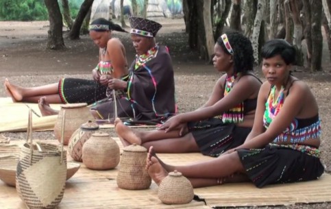  南アフリカ共和国:  
 
 Typical Zulu Village