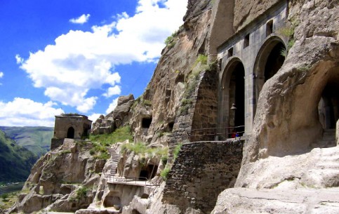 Пещерный монастырский комплекс Вардзиа, уникальный памятник средневекового грузинского зодчества, входит в список обязательных к посещению мест в Грузии