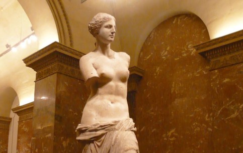 Ни один из посетителей Лувра не обходит вниманием всемирно известную древнегреческую статую Венеры Милосской, выставленную в отделе античного искусства