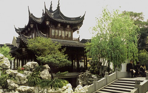 Классический китайский сад Юй Юань в сердце старого Шанхая – признанный шедевр ландшафтной архитектуры, островок тишины и покоя посреди шумного мегаполиса